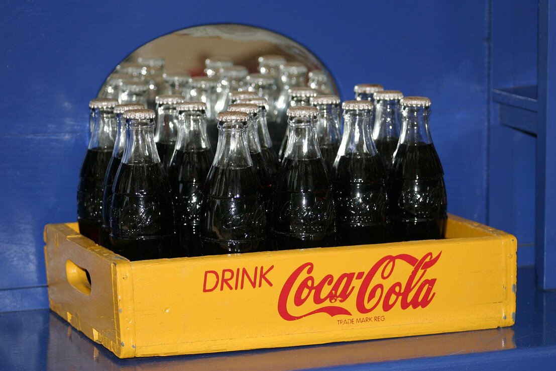 Kiste mit bunten Softdrinks